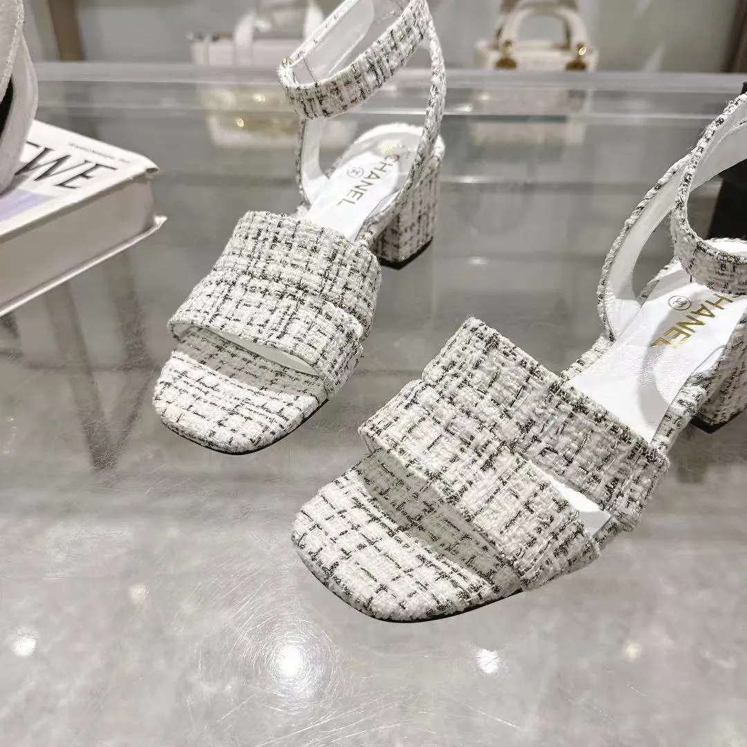 👟👟Ex-factory price 540👟👟 𝐂𝐇𝐀𝐍𝐄𝐋★Xiaoxiang New Spring and Summer Products Counter new sandals, electric embroidery Lingge’s classic elements that will never fade away 💋Showing unique dressing style, too beautiful to say anything, a must-have in summer... Upper: imported sheepskin/knitted fabric Lining: mixed sheepskin Heel height: 5cm Outsole: Italian leather outsole Shoe size: 35-39 (customized items of 40, 41 and 42 are not returnable or exchangeable)